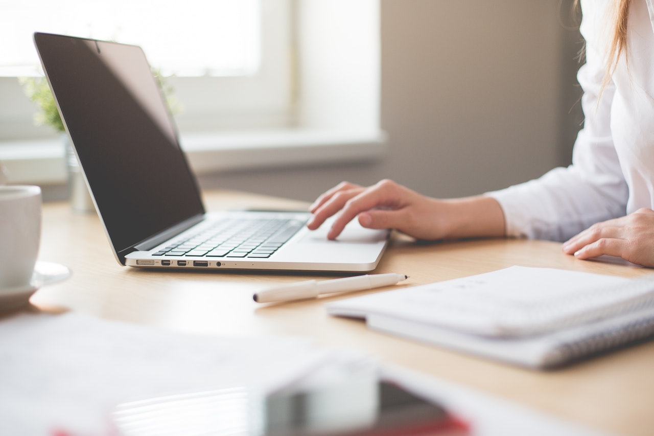 Employee taking COVID-19 course